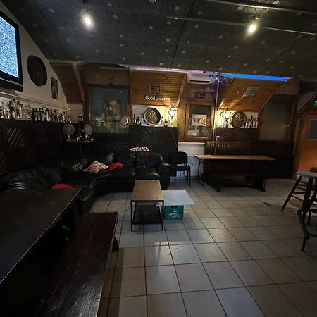 Whole Basemenet Former Pub4 Stag Do/Hen Party 布达佩斯 外观 照片