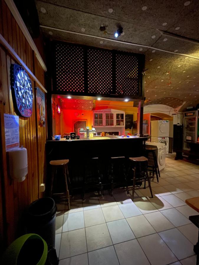 Whole Basemenet Former Pub4 Stag Do/Hen Party 布达佩斯 外观 照片
